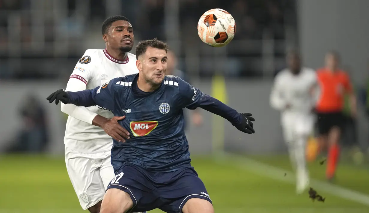 Bek West Ham United Ben Johnson berebut bola dengan penyerang TSC Backa Topola Aleksandar Cirkovic  pada pekan ke-5 di ajang UEFA Europa League, di Stadion FK TSC, Jumat (1/12/2023) dini hari WIB. (AP Photo/Darko Vojinovic)