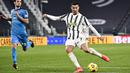 Striker Juventus, Cristiano Ronaldo, melepaskan tendangan saat melawan Spezia pada laga Liga Italia di Stadion Allianz, Selasa (2/3/2021). Juventus menang telak 3-0. (Marco Alpozzi/LaPresse via AP)