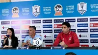 John Herdman dan Nadeo Argawinata mengikuti konferensi pers di Stadion Pakansari, Bogor, Jawa Barat, Minggu (26/7/2026) jelang laga melawan Kamboja di Piala AFF 2026 (Bola.com/Hery Kurniawan)