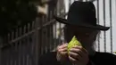 Pria Yahudi ultra-Ortodoks memeriksa etrog, buah jeruk seperti lemon, untuk noda untuk menentukan apakah dapat diterima secara ritual, sebelum membelinya sebagai sebagai simbol pada hari raya Yahudi Sukkot, di Yerusalem (19/9/2021). (AP Photo/Sebastian Scheiner)