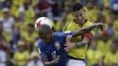 Duel pemain Brasil, Fernandinho (kiri) dan Pemain Kolombia, James Rodriguez pada kualifikasi Piala Dunia 2018 di Roberto Melendez stadium, Barranquilla, Kolombia, (5/9/2017). Kolombia bermain imbang 1-1 lawan Brasil. (AP/Ricardo Mazalan)