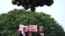 Massa yang tergabung dalam Presidium Perempuan Indonesia membawa balon hitam saat menggelar aksi damai di depan Istana Negara, Jakarta, Kamis (16/5/2019). Massa meminta TNI-Polri tetap netral dalam Pemilu 2019. (Liputan6.com/Immanuel Antonius)