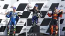 Pembalap MotoGP Maverick Vinales (tengah), Joan Mir (kiri), dan Pol Espargaro (kanan) berpose di podium usai memenangkan pertandingan MotoGP Emilia Romagna 2020 di Sirkuit Misano, Misano Adriatico, Italia, Minggu (20/9/2020). (AP Photo/Antonio Calanni)