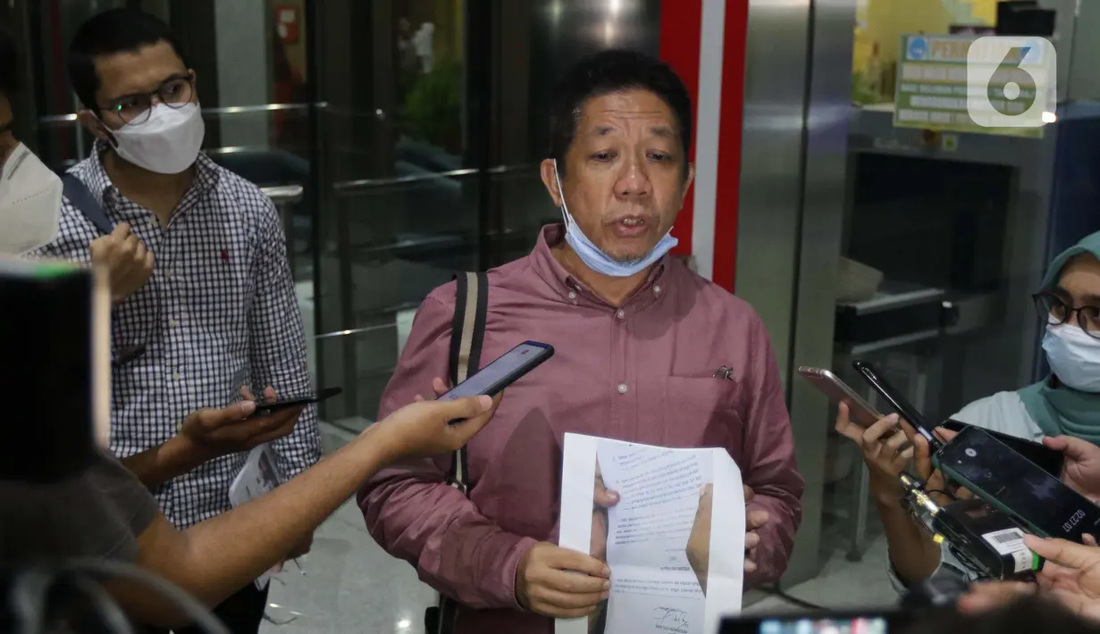 Pakar Komunikasi Politik, Effendi Gazali memberi keterangan kepada pewarta usai diperiksa di Gedung KPK, Jakarta, Kamis (25/3/2021). Effendi Gazali diperiksa sebagai saksi dalam kasus dugaan suap pengadaan Bantuan Sosial untuk wilayah Jabodetabek tahun 2020. (Liputan6.com/Helmi Fithriansyah)