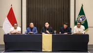 Ketua Umum PSSI, Erick Thohir (tengah) memberikan keterangan dalam konferensi pers terkait rencana baru perkembangan Timnas Indonesia yang berlangsung di Menara Danareksa, Kemayoran, Jakarta Pusat, Senin (06/01/2025). Dalam acara tersebut juga dihadiri oleh Manajer Timnas Indonesia Sumardji, Waketum PSSI Zainudin Amali, Sekjen PSSI Yunus Nusi, dan Exco Arya Sinulingga. (Bola.com/Bagaskara Lazuardi)