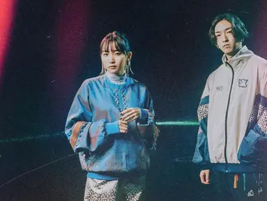 Ikura (kiri) dan Ayase (kanan) merupakan personil grup duo YOASOBI. Grup musik yang mulai aktif sejak 2019 ini akan mejeng di Jakarta bareng musisi 88rising seperti Niki Zefanya dan Rich Brian. (Instagram/@lilasikuta)