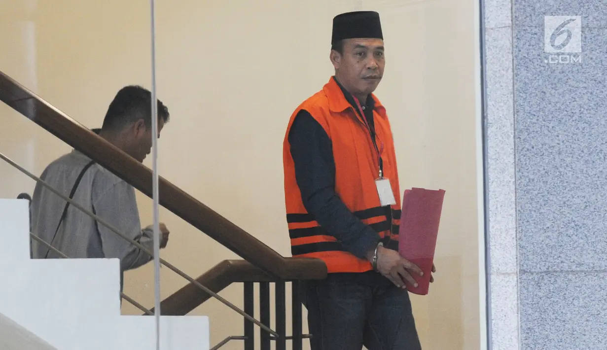 Anggota DPRD Lampung Tengah nonaktif Zainudin akan menjalani pemeriksaan penyidik di Gedung KPK, Jakarta, Rabu (10/7/2019). Zainudin diperiksa sebagai tersangka terkait kasus dugaan gratifikasi Rp 95 miliar menyetujui pinjaman daerah ke PT Sarana Multi Infrastruktur. (merdeka.com/Dwi Narwoko)