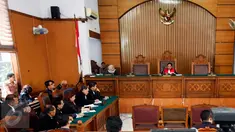 Suasana sidang putusan praperadilan OC Kaligis di Pengadilan Negeri (PN) Jaksel, Senin (24/8). Hakim PN Jaksel menggugurkan permohonan praperadilan yang diajukan terdakwa kasus suap PTUN Medan itu. (Liputan6.com/Yoppy Renato)