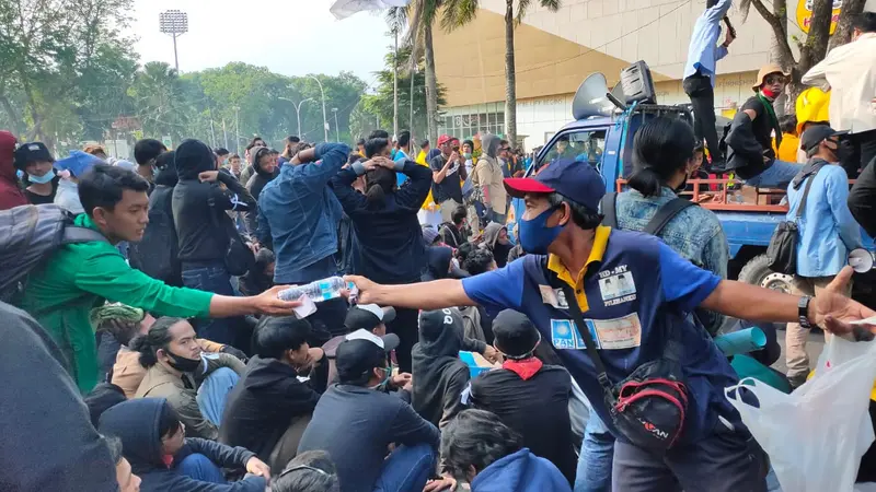 6 Potret Kekompakan Saat Unjuk Rasa Mahasiswa di Palembang