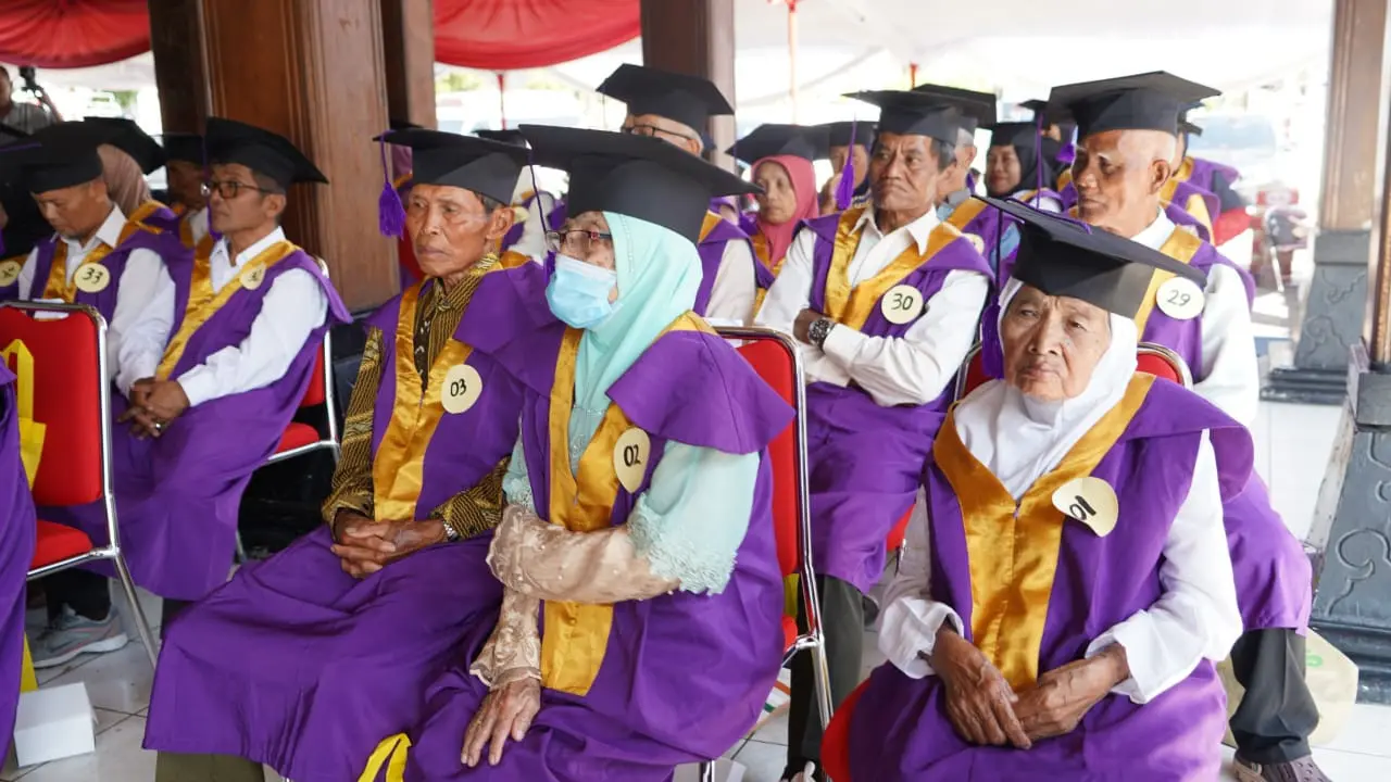 Tetap Tangguh di Usia Senja, Kakek Nenek di Semarang Giat Jalani Wisuda Sekolah Lansia