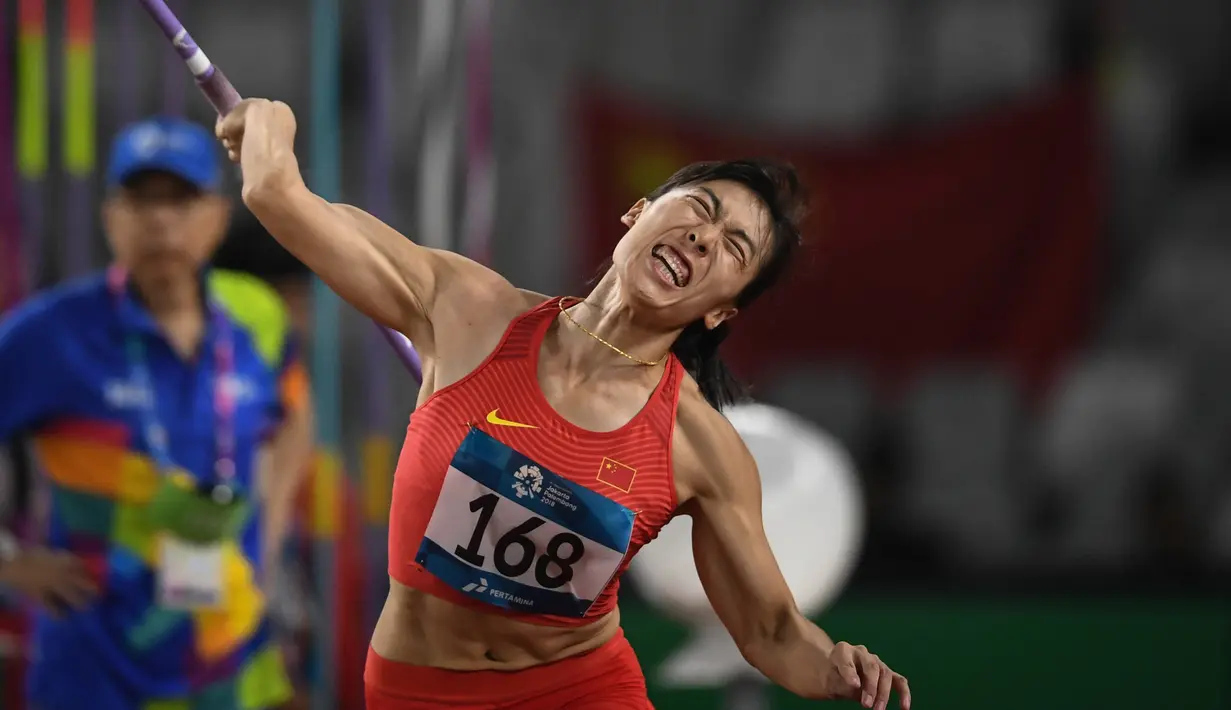 Atlet China, Lyu Huihui tampil pada Final Lempar Lembing Putri Asian Games 2018 di Stadion Utama Gelora Bung Karno, Jakarta, Selasa (28/8). (ANTARA FOTO/INASGOC/Afriadi Hikmal/mes/18)