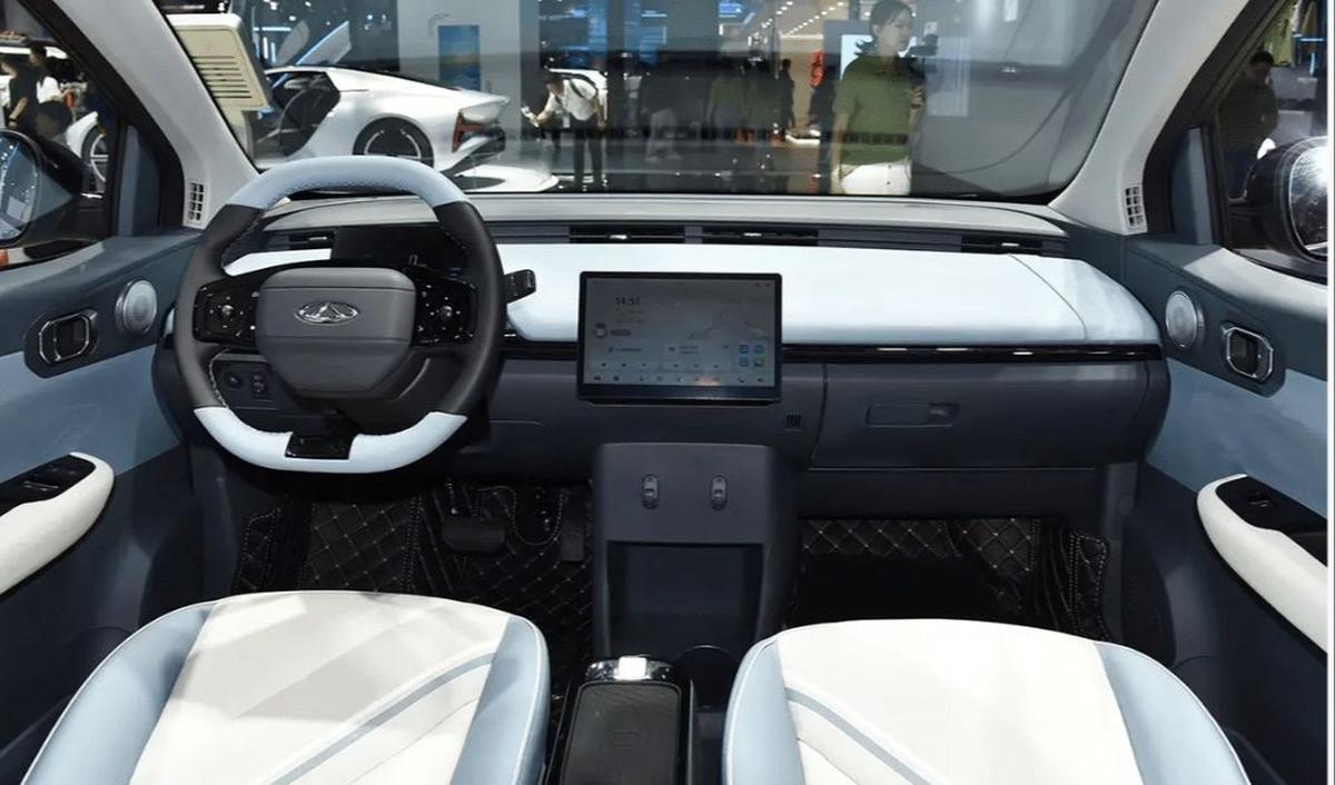 Cluster meter-nya&nbsp; minimalis, dipadukan&nbsp; warna putih, biru muda dan hitam, serta<br>layar kendali berukuran 10,1 inci. Plus ftur Bluetooth, pengisian daya wireless, dan remote control.<br>