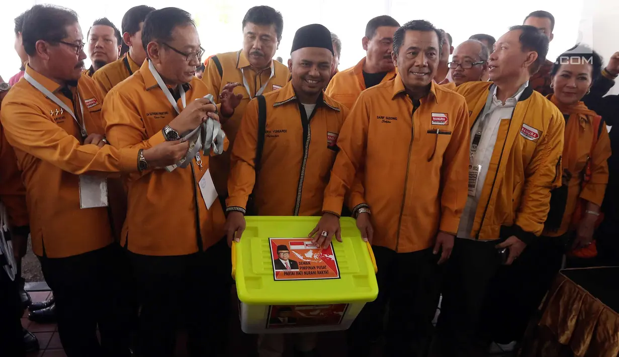 Sekjen Partai Hanura Sarifuddin Sudding (ketiga kanan) didampingi fungsionaris partai menyerahkan dokumen partainya ke KPU, Jakarta, Kamis (12/10). Partai Hanura secara resmi mendaftar sebagai peserta Pemilu 2019.(Liputan6.com/Johan Tallo)