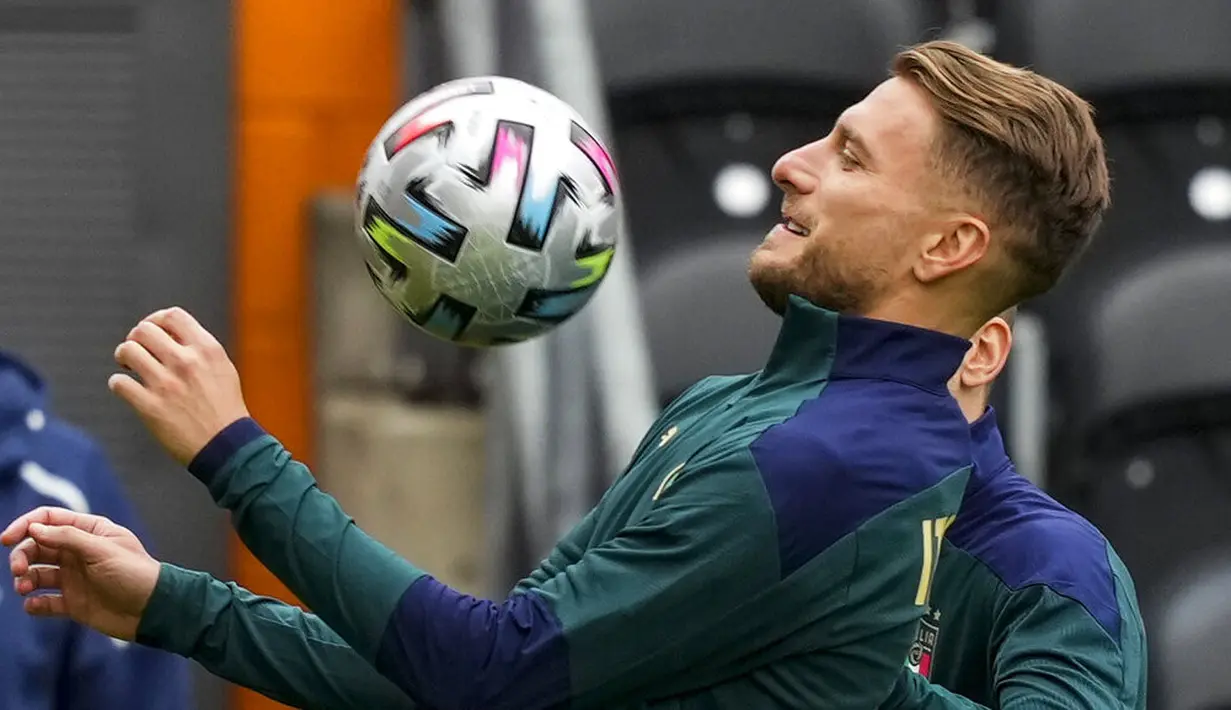 Penyerang Italia, Ciro Immobile mengontrol bola saat mengikuti sesi latihan di stadion Hive di London, Inggris, Senin (5/7/2021). Italia merengkuh tiket semifinal Euro 2020 usai menang 2-1 atas Belgia. (AP Photo/Frank Augstein)