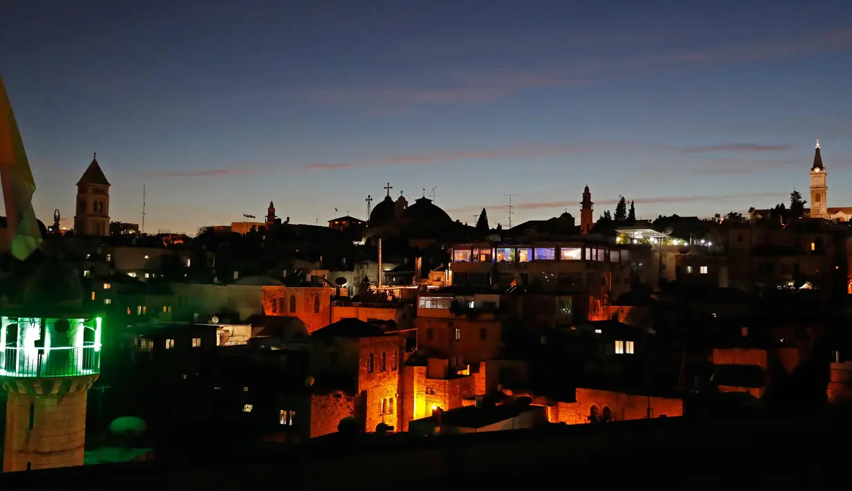 Pemandangan malam hari Kota Tua Yerusalem pada 4 Desember 2017. Para pemimpin Palestina berusaha untuk mengumpulkan dukungan diplomatik untuk meyakinkan Donald Trump agar tidak mengakui Yerusalem sebagai ibu kota Israel. (AFP Photo/Ahmad Gharabli)