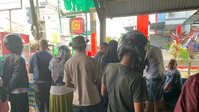 Di Pontianak, tim Ditraktir Indosiar memborong 130 porsi nasi kuning dan nasi uduk dari Warung Ibu Emiati