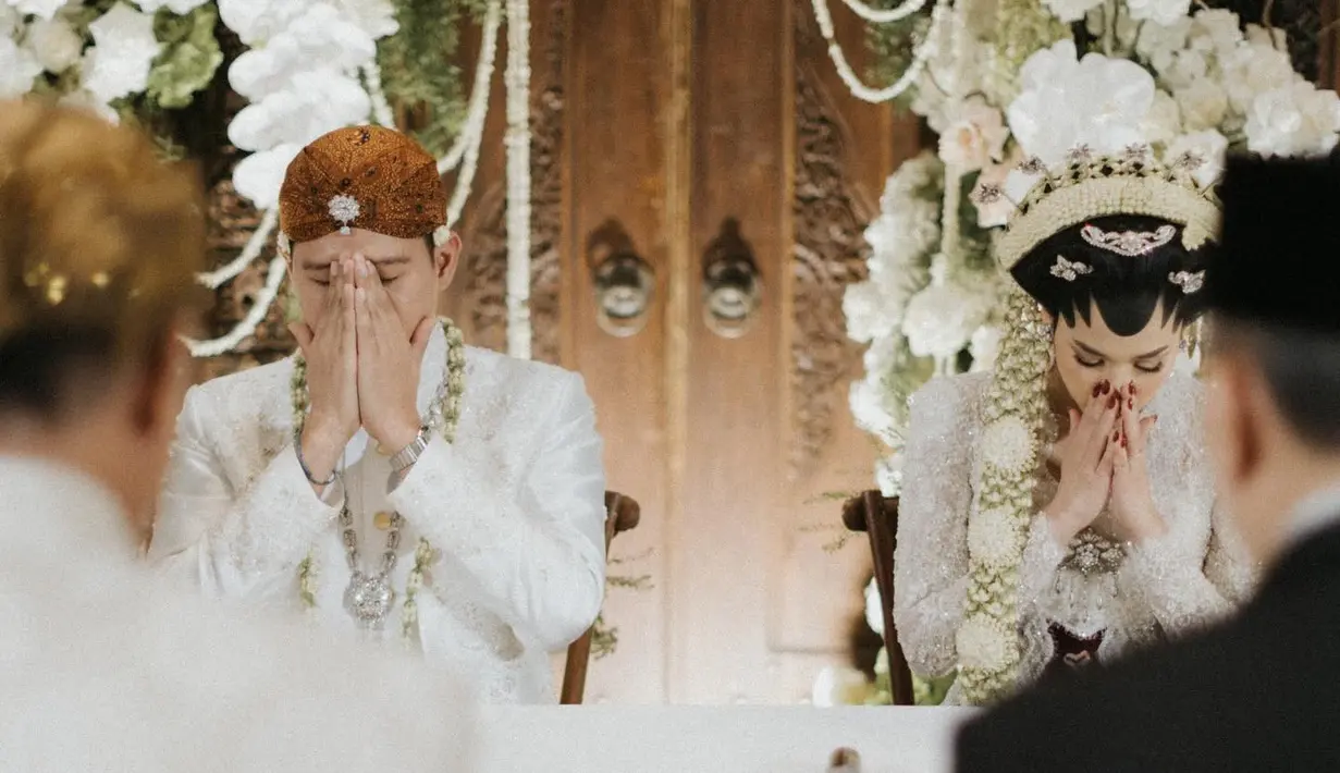 "Kini, saatnya kami menyatukan komitmen untuk menjalani awal biduk rumah tangga sebagai pasangan suami dan istri," sambung Nino RAN. (Foto: thebridestory)