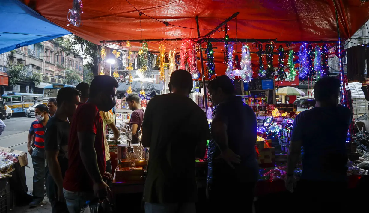 Pelanggan membeli lampu hias menjelang Diwali, festival lampu Hindu, di Kolkata, India, Rabu (27/10/2021). Diwali, festival lampu, dirayakan pada 4 November. (AP Photo/Bikas Das)