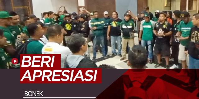 VIDEO: Bonek Sampaikan Apresiasi Secara Langsung kepada Skuat Persebaya