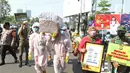 Petugas gabungan dari Kecamatan Cilandak dan Polsek Cilandak mengarak instalasi peti mati jenazah Covid-19 di kantor kecamatan Cilandak, Jakarta, Jumat (28/8/2020). Sosialisasi tersebut dilakukan untuk memberikan peringatan akan bahaya penularan virus Covid-19. (Liputan6.com/Herman Zakharia)
