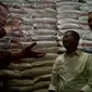 Dipastikan stok beras menjelang puasa dan lebaran aman. Kondisi ini membuat harga beras di pasar Cipinang stabil.