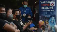 Warga mengantre untuk Vaksinasi Covid-19 di Kawasan Bulungan, Jakarta, Kamis (24/6/2021). Kegiatan vaksin Covid-19 dengan cara berkeliling tersebut diberikan kepada masyarakat dengan cara menunjukkan KTP kepada petugas untuk mendapatkan layanan vaksinasi secara gratis. (merdeka.com/Imam Buhori)