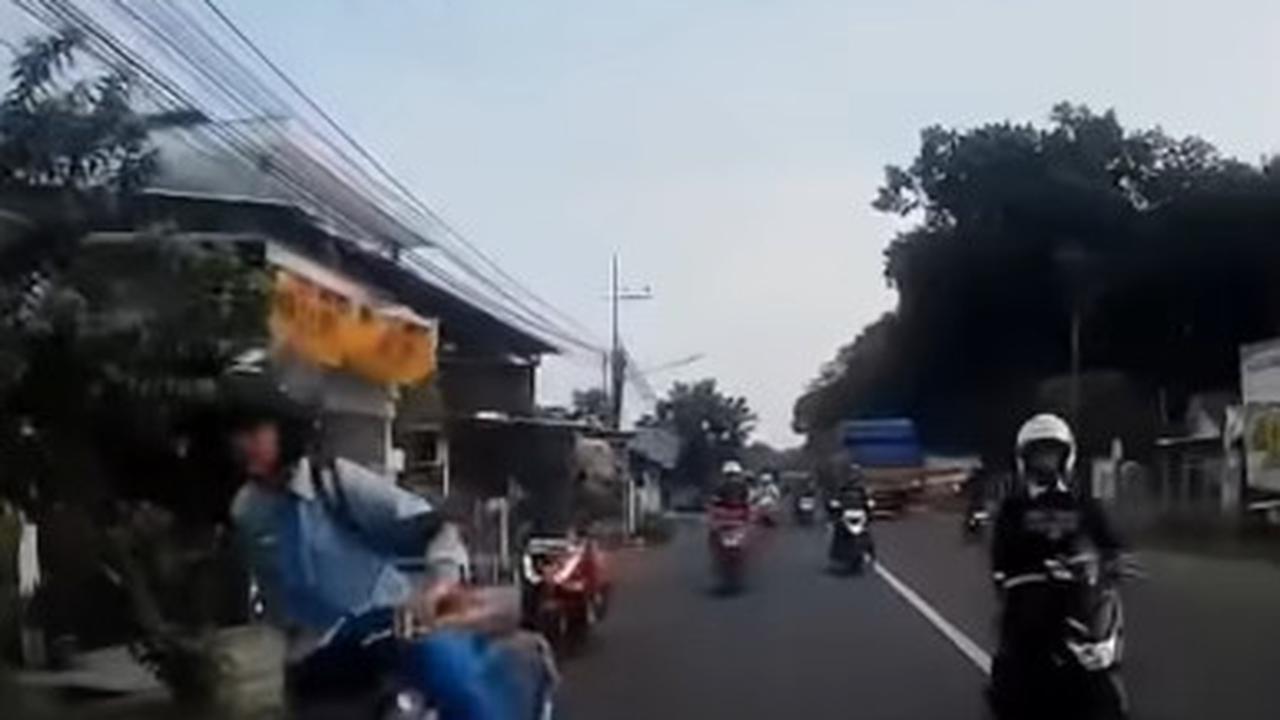 Terlalu mendadak, ia pun tak dapat menghindarkan motor yang dikendarai hingga menabrak bagian belakang mobil. <br>