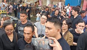 Ayah dan ibu korban didampingi tim pengacara saat mengantar jenazah mahasiswi berinisal AEMM di Pelabuhan Manado pada, Jumat (2/1/2025) sore. (Liputan6.com/ Yoseph Ikanubun)