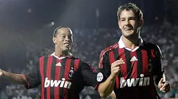 Striker AC Milan, Pato (kanan) dan Ronaldinho merayakan gol ke gawang Siena dalam lanjutan Serie A Italia di Stadio Artemio Franchi, Siena, 22 Agustus 2009. AFP Photo/FABIO MUZZI