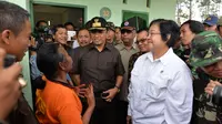 Menteri Lingkungan Hidup dan Kehutanan Siti Nurbaya menyerahkan bantuan rumah secara simbolis untuk korban Gunung Sinabung. (Liputan6.com/Reza Perdana)