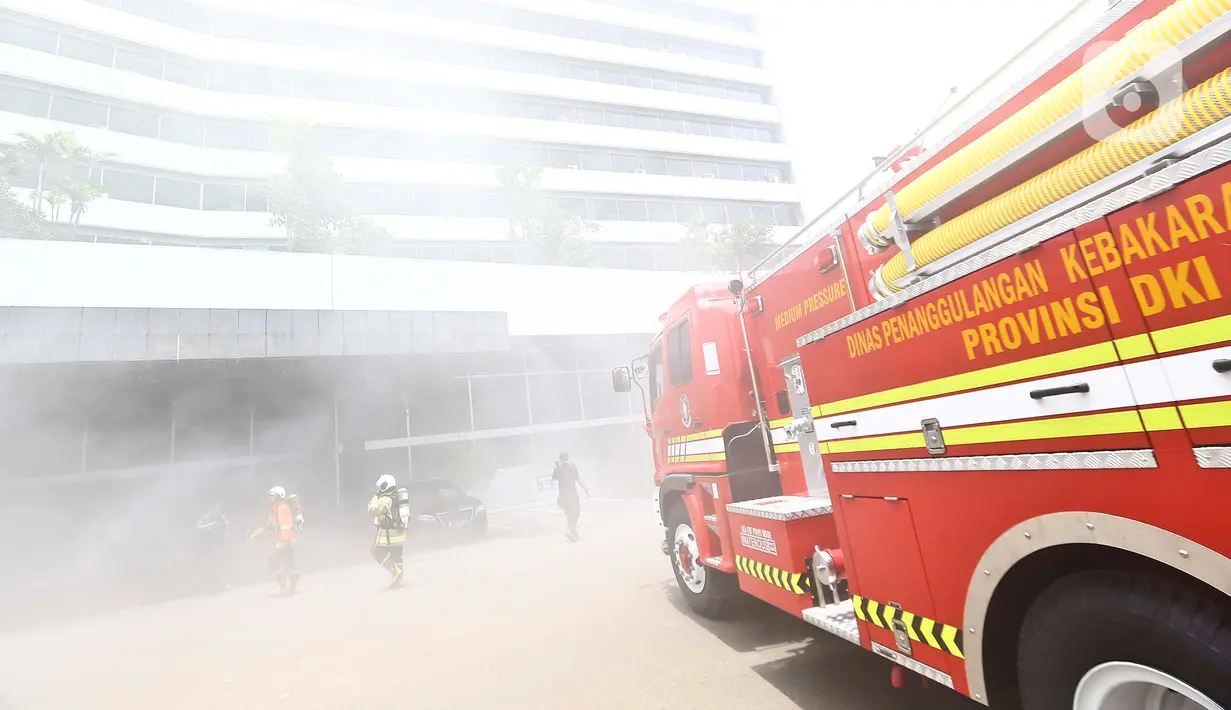 Mobil pemadam kebakaran dikerahkan saat kepulan asap putih memenuhi Gedung Nusantara III, Kompleks Parlemen, Senayan, Jakarta, Senin (24/2/2020). Menurut  Sekjen DPR  Indra Iskandar, asap itu bukan dari kebakaran melainkan kerusakan sistem aerosol pada pukul 12.00 WIB. (Liputan6.com/Johan Tallo)