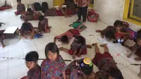 SD tersebut merupakan bekas sekolah Wakil Bupati Cirebon Tasiya Soemadi Al Gotas yang buron kini. (Liputan6.com/Panji Prayitno)