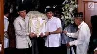 Agus Harimurti Yudhoyono (kiri) dan Edhie Baskoro Yudhoyono membawa jenazah Kristiani Herrawati atau Ani Yudhoyono di Puri Cikeas, Bogor, Sabtu (1/6/2019). Ani Yudhoyono meninggal dunia di National University Hospital (NUH) Singapura karena kanker darah. (Liputan6.com/Pool/Biro Pers Setpres)