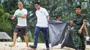 Karyawan dibantu TNI membersihkan sampah plastik dan menanam pohon di Pantai Babah Kuala Lhoknga, Aceh, (22/4). Kegiatan digelar dalam rangka memperingati Hari Bumi 2019 yang merupakan bagian dari program “Membangun Kekuatan, Memajukan Indonesia”. (Liputan6.com/Pool/Semen Indonesia)