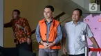 Kepala Dinas Perdagangan nonaktif Kabupaten Lampung Utara Wanhendri (tengah) usai menjalani pemeriksaan di Gedung KPK, Jakarta, Rabu (22/1/2020). Wanhendri diperiksa sebagai tersangka terkait dugaan suap proyek di Dinas PUPR dan Dinas Perdagangan Kabupaten Lampung Utara. (merdeka.com/Dwi Narwoko)