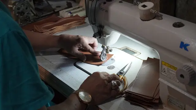 Sandal yang diproduksi Agus di rumah produksinya