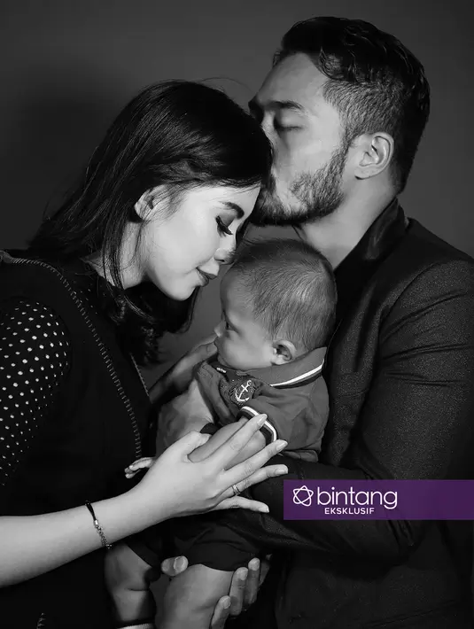 Kemelut rumah tangga Yama Carlos dan Arfita hampir di ujung tanduk. Anak menjadi keduanya menurunkan egonya. Berkat kesabaran aktor Yama Carlos, rumah tangganya akhirnya berakhir rujuk. (Febio Hernanto/Bintang.com)