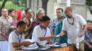 Pegawai KPU melakukan simulasi pemungutan dan penghitungan suara Pemilihan Gubernur dan Wakil Gubernur, Bupati dan Wakil Bupati, Walikota dan Wakil Walikota di TPS Halaman Gedung KPU RI, Jakarta Pusat, Selasa (7/4/2015). (Liputan6.com/Herman Zakharia)