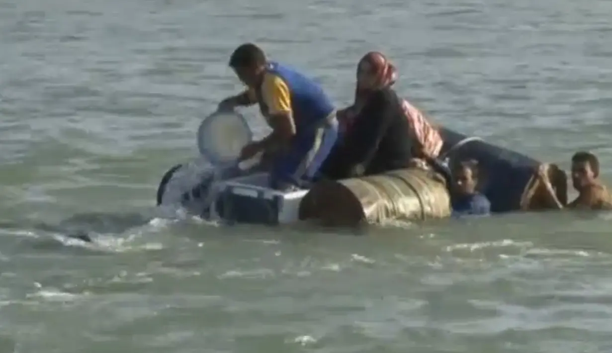 Warga Fallujah menggunakan drum untuk menyebrangi Sungai Eufrat agar bisa keluar dari kota yang digempur pasukan pemerintah Irak, 3 Juni 2016. ISIS kerap menggunakan ratusan keluarga di Fallujah sebagai perisai manusia dalam pertempuran. (REUTERS TV)