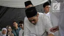 Anak Hatta Rajasa, Rasyid Rajasa menaburkan bunga di makam almarhum istrinya Adara Taista di TPU Tanah Kusir, Jakarta, Senin (21/5). Rasyid Rajasa dan Adara Taista baru menikah selama enam bulan. (Liputan6.com/Faizal Fanani)