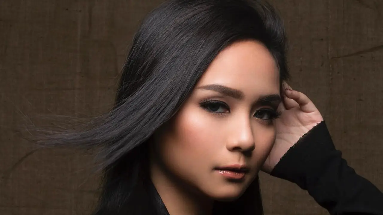 [Bintang] Biar Pipi Chubby, Makeup Andalan Gita Gutawa Ini Keren Maksimal