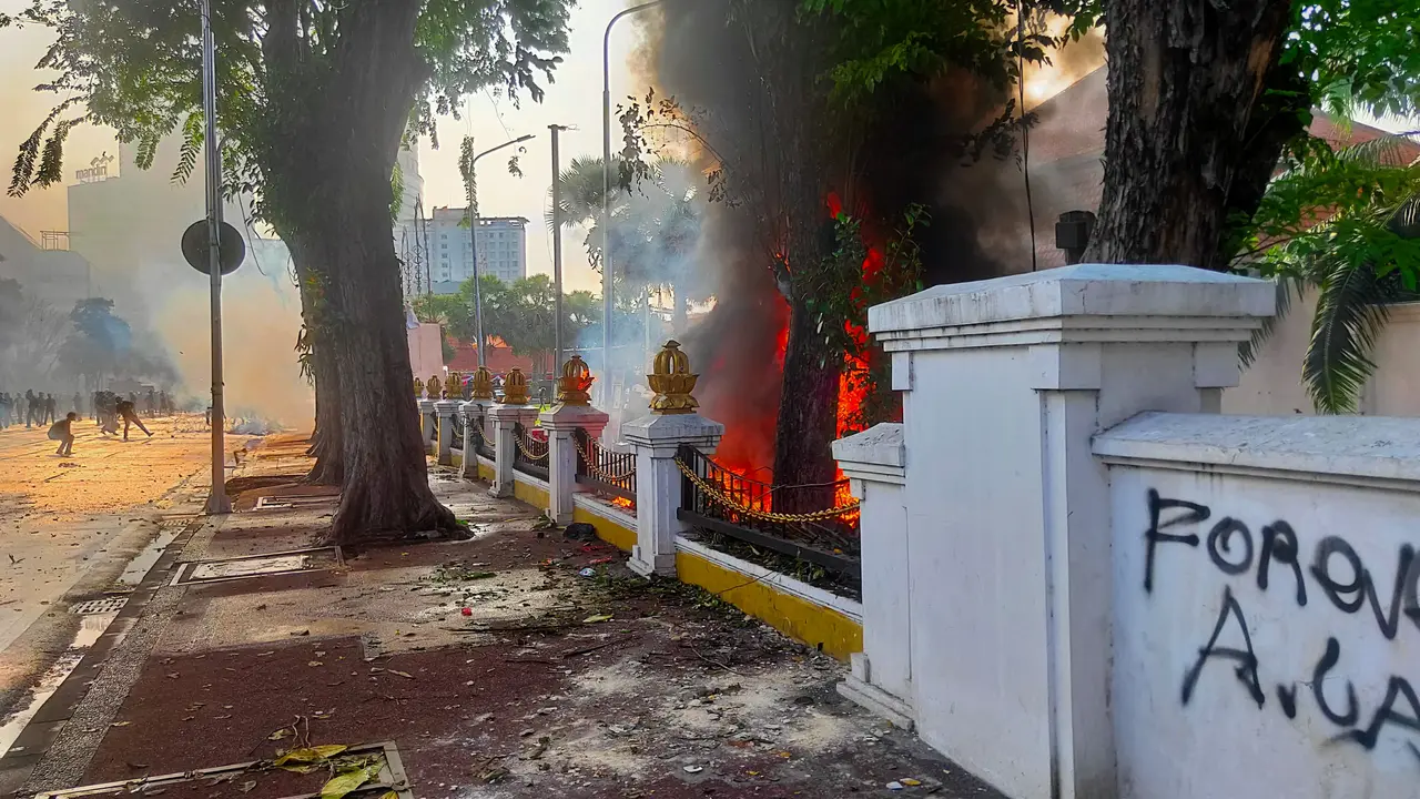 Demo depan gedung Grahadi panas, massa bakar sepeda motor