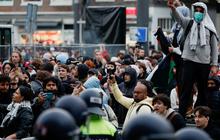 FOTO: Kericuhan Massa Mahasiswa Amsterdam dengan Polisi Pecah saat Aksi Membela Palestina