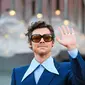 Penyanyi dan aktor Inggris Harry Styles tiba untuk pemutaran perdana film 'Don't Worry Darling' selama Venice Film Festival 2022 di Venesia, Italia, Senin (5/6/2022). Styles tampil dalam balutan jaket royal blue dengan bahu tinggi dan jahitan kotak di sekitar tubuhnya dari koleksi Cruise 2023 Gucci. (Photo by Tiziana FABI / AFP)