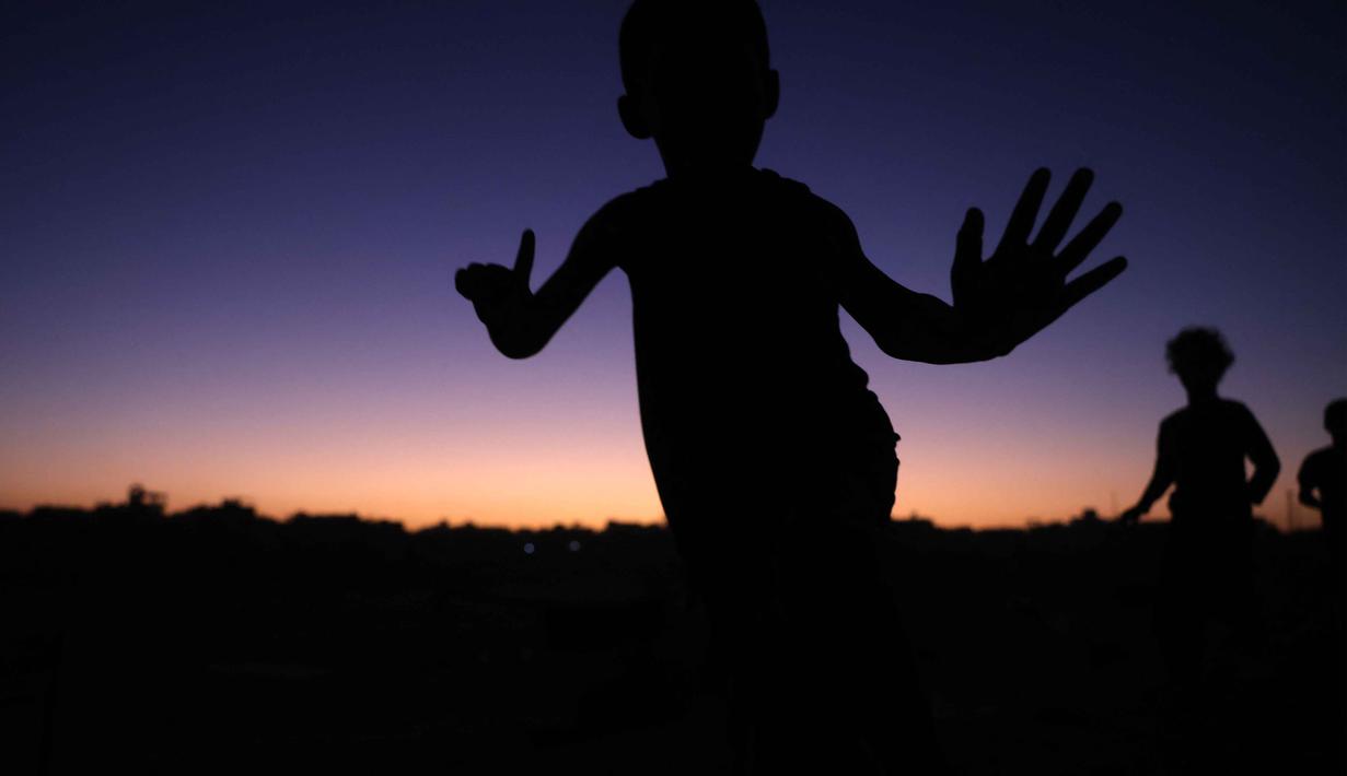 Anak-anak Palestina saat bermain di Khan Yunis, Jalur Gaza selatan, pada 25 Oktober 2025. Konflik antara Israel dan Hamas telah menghancurkan sebagian besar wilayah Gaza, menggusur sebagian besar penduduknya setidaknya sekali, dan melumpuhkan layanan publik (Bashar TALEB/AFP)