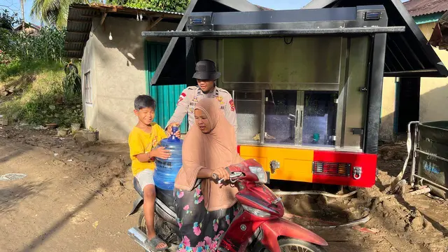 Polri Distribusikan Air Bersih dan Bersihkan Rumah Warga Terdampak Bencana di Agam Sumbar