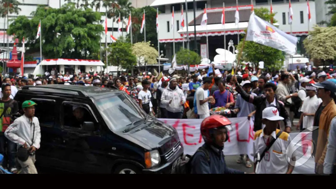 Gara-gara Aksi Bela Prabowo, Mobil dan Motor Nekat Masuk Jalur Busway