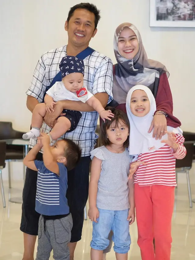 [Fimela] Zaskia Adya Mecca dan Hanung Bramantyo