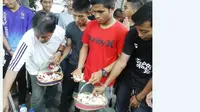 Tim PON Jabar ikut berziarah di makam Soeratin Sosrosoegondo pada peringatan HUT PSSI ke-86, Selasa (19/4/2016). (Bola.com/Erwin Snaz)