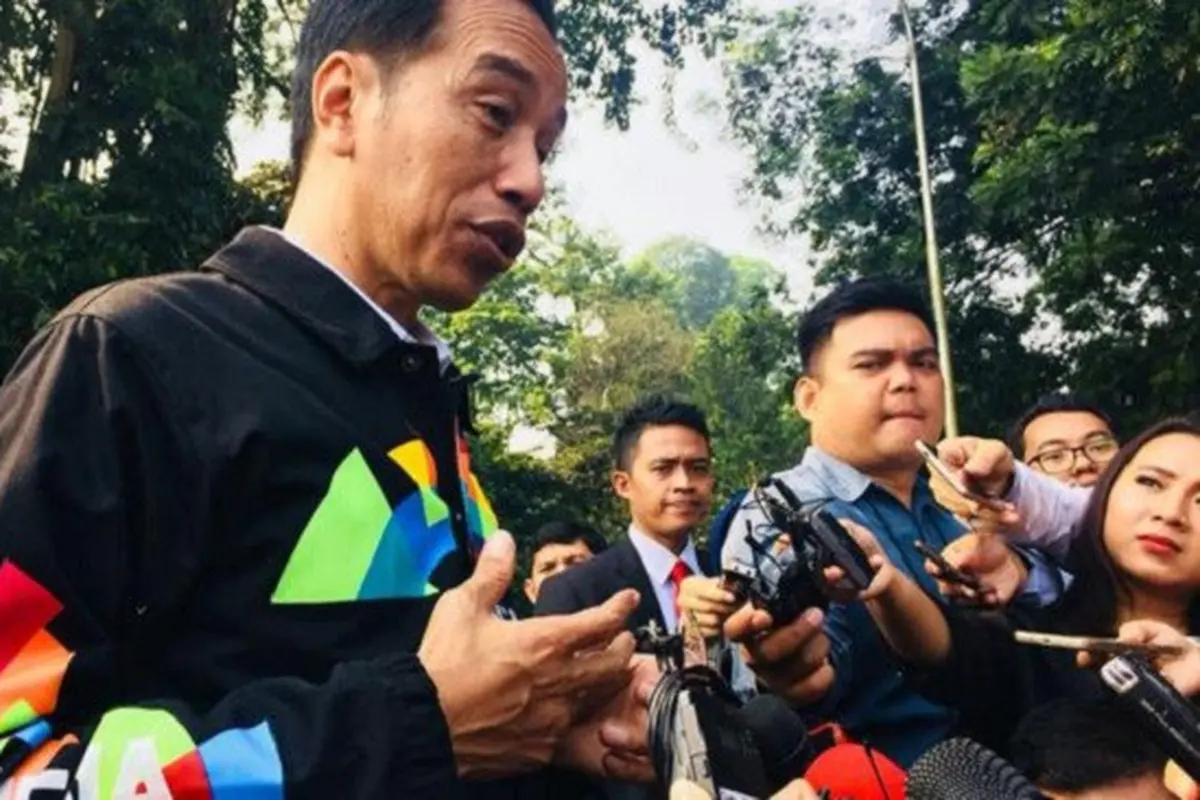 [Bintang] Tampil Fashionable, Presiden Jokowi Pakai Jaket Bermotif Warna-warni yang Modern Kekinian